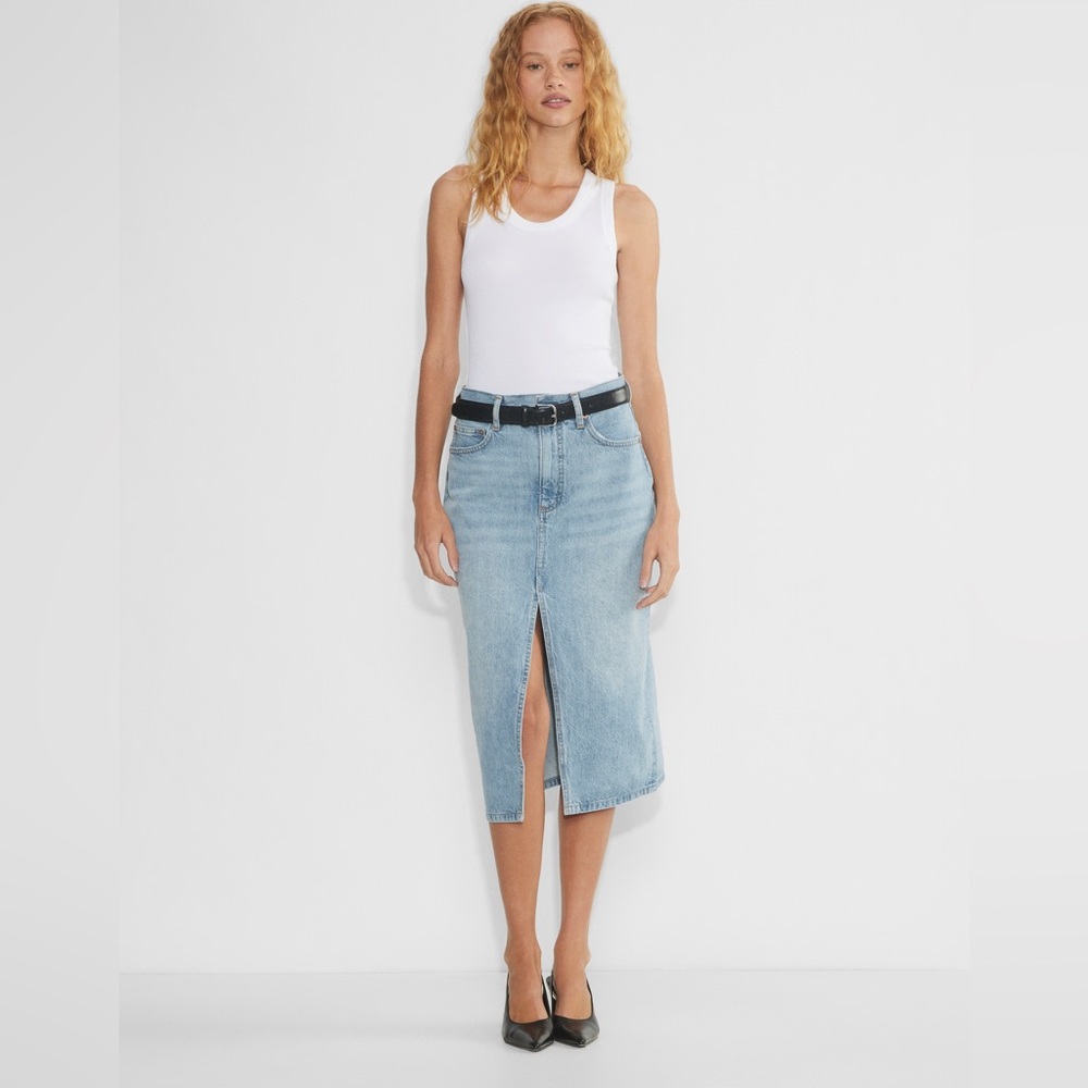 Aritzia Denim Forum The 90s Halle Skirt Size Light Wash. Size 30
